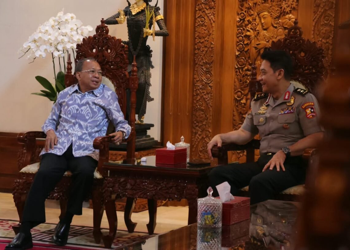 Gubernur Bali Wayan Koster saat menerima pamitan dari Irjen Pol Daniel Adityajaya. -IST