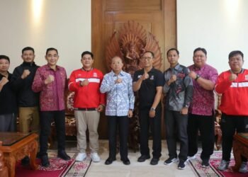 Gubernur Bali Wayan Koster saat menerima Tim Official Perseden FC. -IST