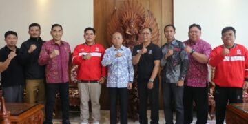 Gubernur Bali Wayan Koster saat menerima Tim Official Perseden FC. -IST