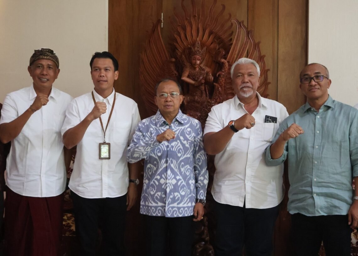 Gubernur Bali Wayan Koster saat memanggil jajaran Pertamina Patra Niaga. -IST