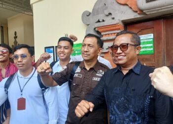 Gede Pasek Suardika (GPS) tengah dan tim hukum I Made Daging lainnya. -BALITOPIK.COM