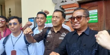Gede Pasek Suardika (GPS) tengah dan tim hukum I Made Daging lainnya. -BALITOPIK.COM