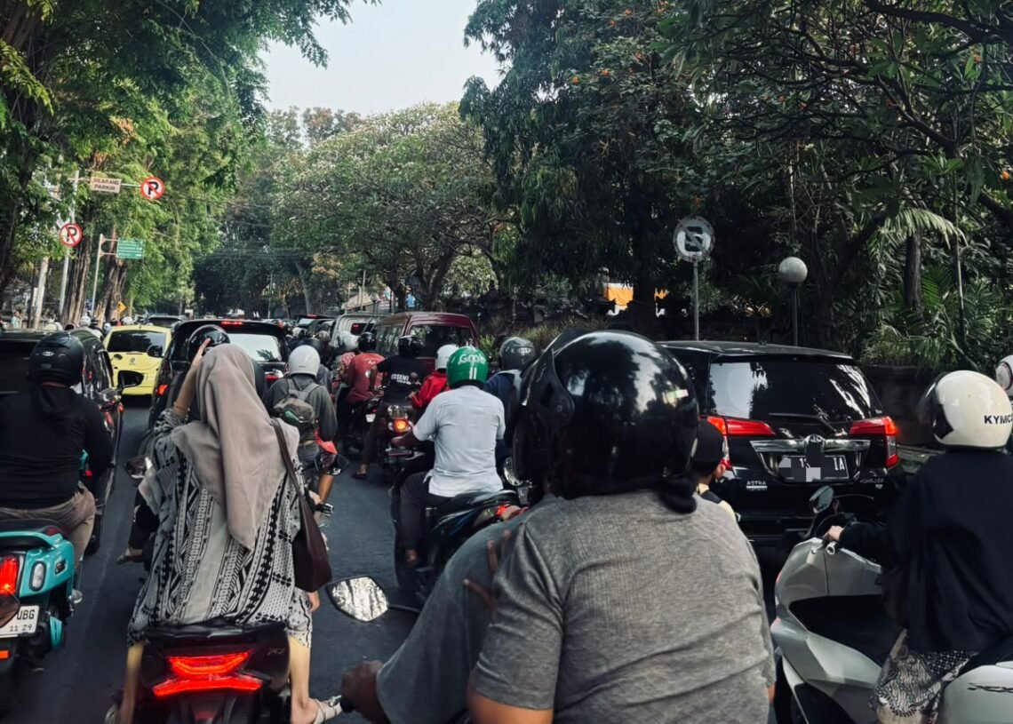 Antrean di salah satu pertamina di Singaraja. -BALITOPIK.COM