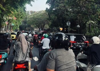 Antrean di salah satu pertamina di Singaraja. -BALITOPIK.COM
