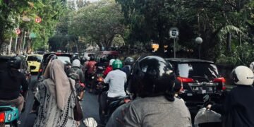 Antrean di salah satu pertamina di Singaraja. -BALITOPIK.COM