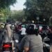 Antrean di salah satu pertamina di Singaraja. -BALITOPIK.COM