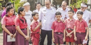Wakil Bupati Badung Bagus Alit Sucipta melihat langsung pemanfaatan PID saat meninjau hasil Program Revitalisasi Satuan Pendidikan di SD No. 3 Abiansemal. -IST