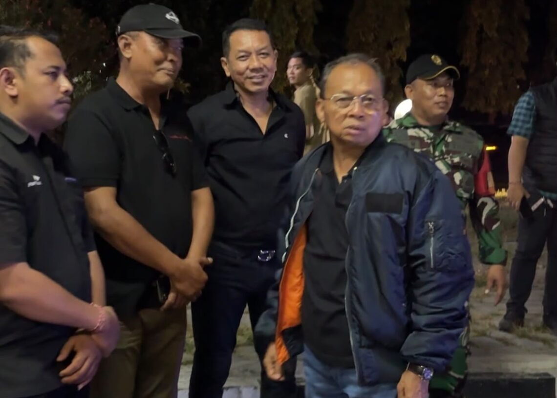 Kasatpol PP Provinsi Bali I Dewa Nyoman Rai Dharmadi (tengah belakang) saat mengawal Gubernur Bali Wayan Koster. -BALITOPIK.COM