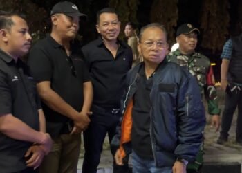 Kasatpol PP Provinsi Bali I Dewa Nyoman Rai Dharmadi (tengah belakang) saat mengawal Gubernur Bali Wayan Koster. -BALITOPIK.COM