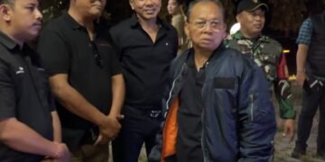 Kasatpol PP Provinsi Bali I Dewa Nyoman Rai Dharmadi (tengah belakang) saat mengawal Gubernur Bali Wayan Koster. -BALITOPIK.COM
