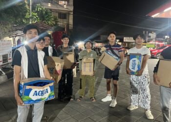 Leo Club Bali Shanti saat membagikan konsumsi kepada warga yang ngantri bensin. -BALITOPIK.COM