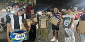 Leo Club Bali Shanti saat membagikan konsumsi kepada warga yang ngantri bensin. -BALITOPIK.COM