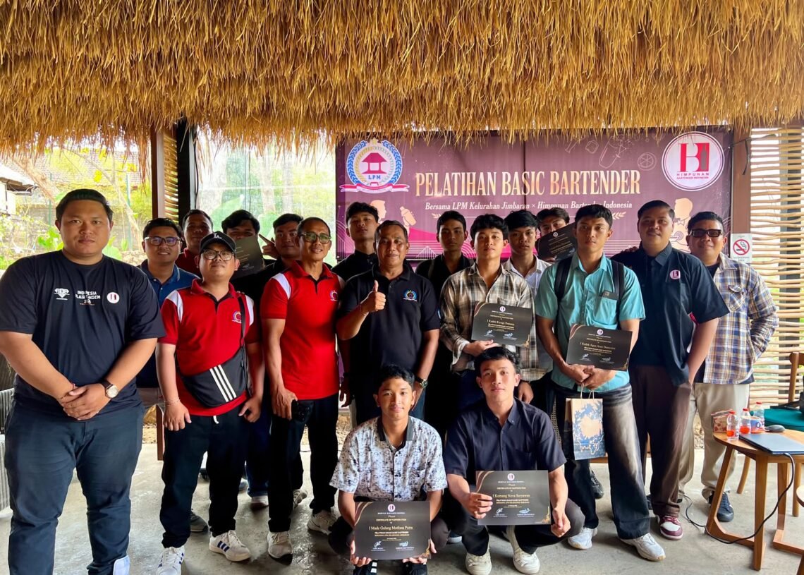Lembaga Pemberdayaan Masyarakat (LPM) Kelurahan Jimbaran menggelar Pelatihan Dasar Bartender. -IST