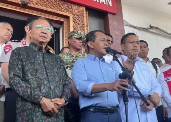 Menteri Energi dan Sumber Daya Mineral (ESDM) Bahlil Lahadalia didampingi Gubernur Bali dan Dirut Pertamina. -BALITOPIK.COM