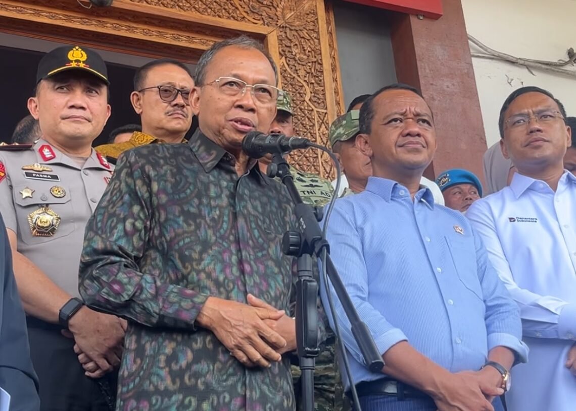 Gubernur Bali Wayan Koster (kiri) bersama Menteri ESDM Bahlil Lahadalia dan Direktur Utama PT Pertamina (Persero), Simon Aloysius Mantiri. -BALITOPIK.COM