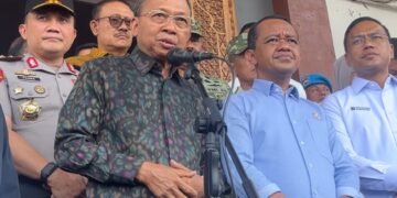 Gubernur Bali Wayan Koster (kiri) bersama Menteri ESDM Bahlil Lahadalia dan Direktur Utama PT Pertamina (Persero), Simon Aloysius Mantiri. -BALITOPIK.COM
