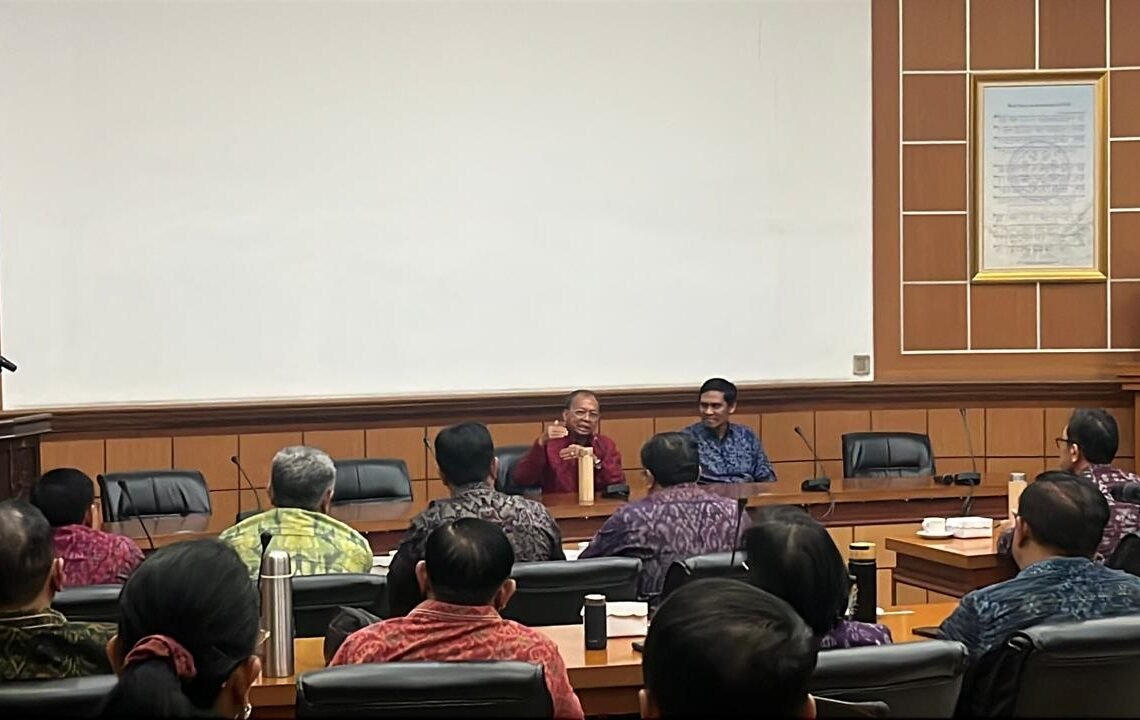 Gubernur Bali, Wayan Koster meninjau langsung jalannya psikotes pejabat eselon II di lingkungan Pemprov Bali, di Ruang Sidang FK Unud kampus Sudirman, Denpasar, Selasa (20/10). -BALITOPIK.COM