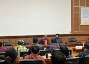 Gubernur Bali, Wayan Koster meninjau langsung jalannya psikotes pejabat eselon II di lingkungan Pemprov Bali, di Ruang Sidang FK Unud kampus Sudirman, Denpasar, Selasa (20/10). -BALITOPIK.COM