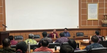 Gubernur Bali, Wayan Koster meninjau langsung jalannya psikotes pejabat eselon II di lingkungan Pemprov Bali, di Ruang Sidang FK Unud kampus Sudirman, Denpasar, Selasa (20/10). -BALITOPIK.COM