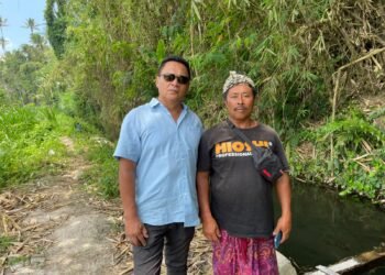 Kelian Subak Puluai,Desa Peninjoan, Kecamatan Tembuku, Bangli Ketut Sirka dan pegiat antikorupsi Gede Angastia saat meninjau lokasi subak. -IST