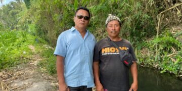 Kelian Subak Puluai,Desa Peninjoan, Kecamatan Tembuku, Bangli Ketut Sirka dan pegiat antikorupsi Gede Angastia saat meninjau lokasi subak. -IST