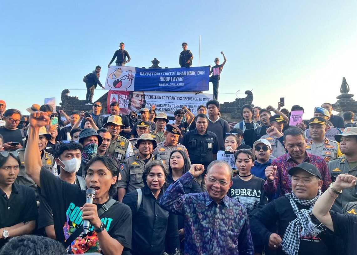 Gubernur Bali Wayan Koster saat menemui massa aksi di Lapangan Renon, Denpasar. -BALITOPIK.COM