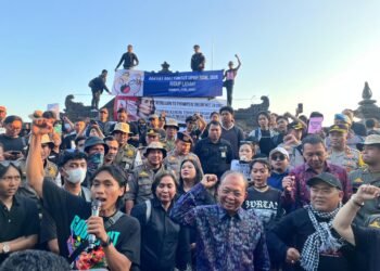 Gubernur Bali Wayan Koster saat menemui massa aksi di Lapangan Renon, Denpasar. -BALITOPIK.COM