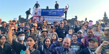 Gubernur Bali Wayan Koster saat menemui massa aksi di Lapangan Renon, Denpasar. -BALITOPIK.COM