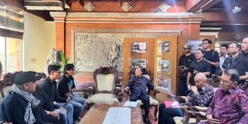 Gubernur Bali dan jajajaran saat menerima dialog perwakilan mahasiswa dan buruh terkait kenaikan upah 2027. -BALITOPIK.COM