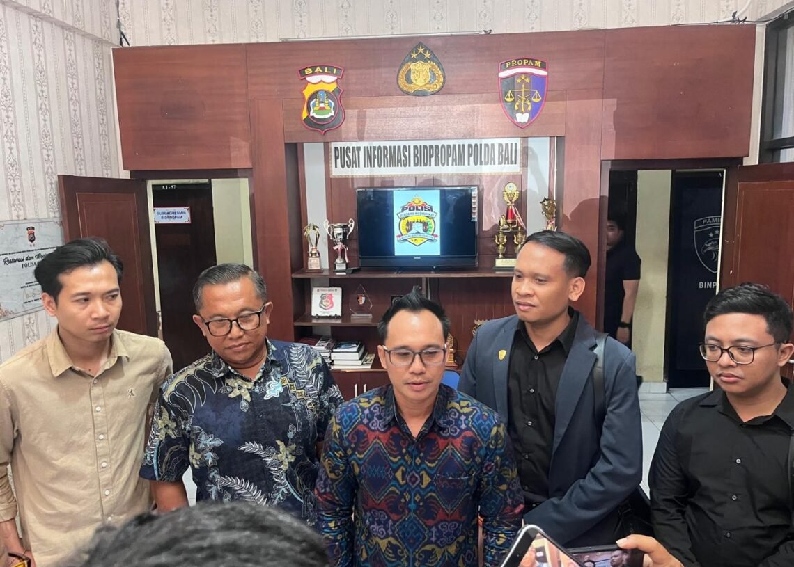I Made Ariel Suardana (tengah) dan tim hukum I Made Daging lainnya di Propam Polda Bali. -BALITOPIK.COM