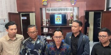 I Made Ariel Suardana (tengah) dan tim hukum I Made Daging lainnya di Propam Polda Bali. -BALITOPIK.COM