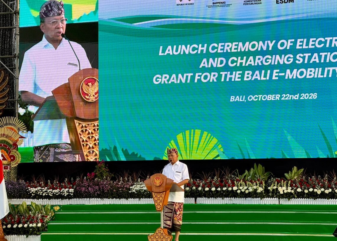 Gubernur Bali Wayan Koster saat meluncurkan 11 unit bus listrik Trans Sarbagita dan enam infrastruktur pengisian daya di Lapangan Timur Niti Mandala Renon, Kamis (22/10/2026). -IST