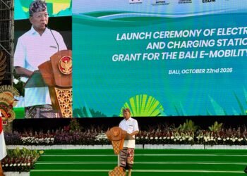Gubernur Bali Wayan Koster saat meluncurkan 11 unit bus listrik Trans Sarbagita dan enam infrastruktur pengisian daya di Lapangan Timur Niti Mandala Renon, Kamis (22/10/2026). -IST
