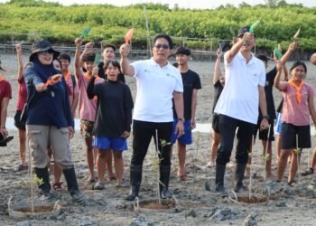 Wakil Gubernur Bali I Nyoman Giri Prasta (tengah) didampingi Ketua IWO Bali Tri Widiyanti (kiri) dan Kadis KLH BaliI Made Dwi Arbani . -BALITOPIK.COM