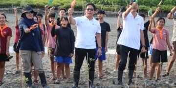 Wakil Gubernur Bali I Nyoman Giri Prasta (tengah) didampingi Ketua IWO Bali Tri Widiyanti (kiri) dan Kadis KLH BaliI Made Dwi Arbani . -BALITOPIK.COM