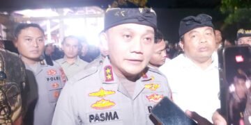 Kapolda Bali Irjen Pol. Dr. Pasma Royce didampingi I Nyoman Parta. -BALITOPIK.COM
