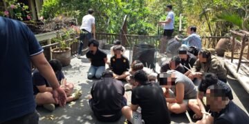 Para WNA terduga pelaku saat diamankan keimigrasian. -IST