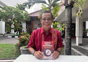 Penulis buku Kompas Moral Wartawan, Emanuel Dewata Oja. -BALITOPIK.COM