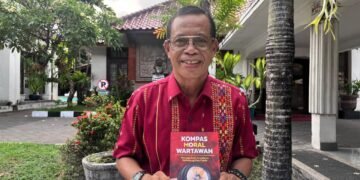 Penulis buku Kompas Moral Wartawan, Emanuel Dewata Oja. -BALITOPIK.COM