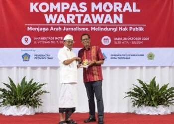 Gubernur Bali Wayan Koster dan penulis buku Kompas Moral Wartawan Emanuel Dewata Oja saat peluncuran. -BALITOPIK.COM