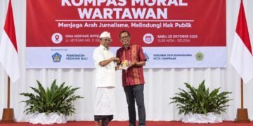 Gubernur Bali Wayan Koster dan penulis buku Kompas Moral Wartawan Emanuel Dewata Oja saat peluncuran. -BALITOPIK.COM