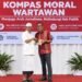 Gubernur Bali Wayan Koster dan penulis buku Kompas Moral Wartawan Emanuel Dewata Oja saat peluncuran. -BALITOPIK.COM